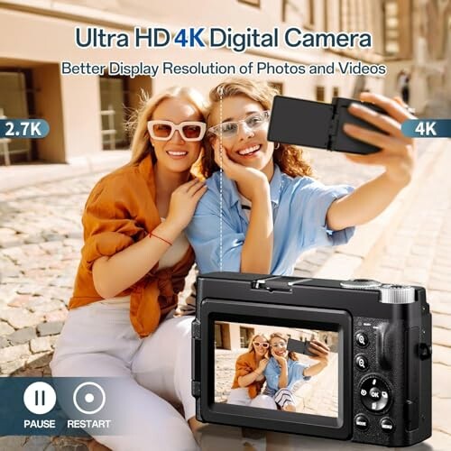 Dos personas tomando un selfie con una cámara digital 4K